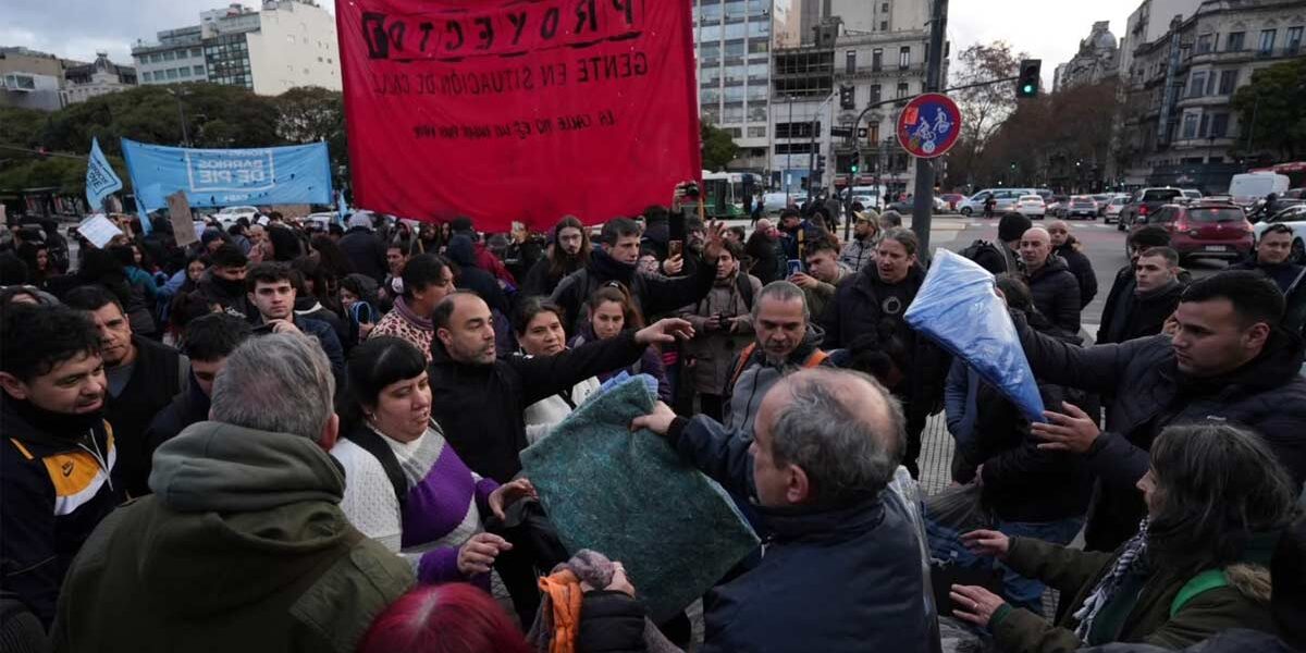 «La calle no es un lugar para vivir, mucho menos para morir»: el reclamo retumbó en Plaza de Mayo tras multitudinario «Frazadazo»