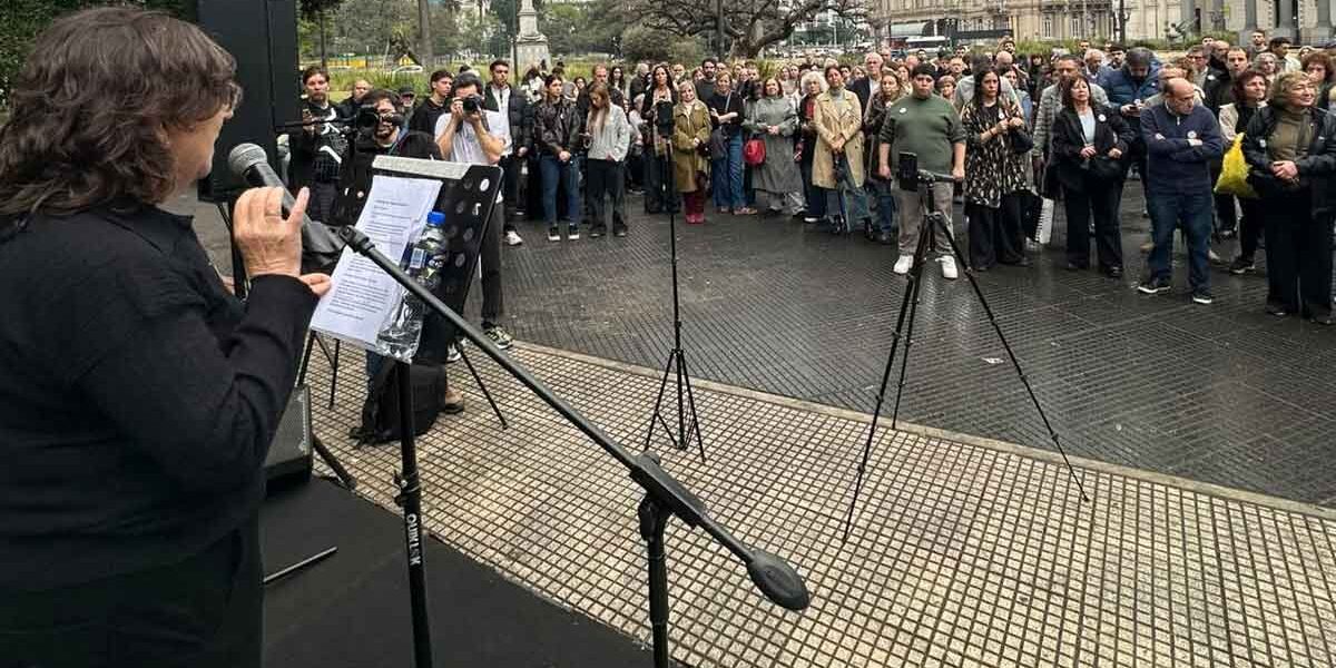 A 32 años del atentado a la AMIA, Memoria Activa renovó en Plaza Lavalle su histórico reclamo de verdad y justicia A 32 años del atentado a la AMIA, Memoria Activa renovó en Plaza Lavalle su histórico reclamo de verdad y justicia